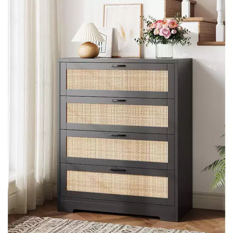 Commode 4 tiroirs façon rotin (MDF+PB), blanche avec prise, recharge pratique, rangement de petits objets pour chambre à coucher