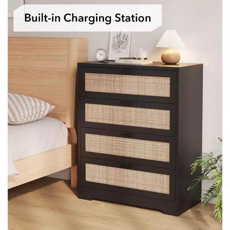 Commode 4 tiroirs façon rotin (MDF+PB), blanche avec prise, recharge pratique, rangement de petits objets pour chambre à coucher