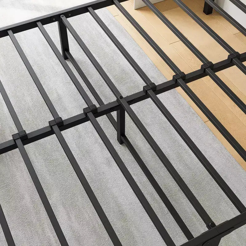 Cadre de lit plateforme en métal moderne avec tête de lit en bois et rangement sous le lit