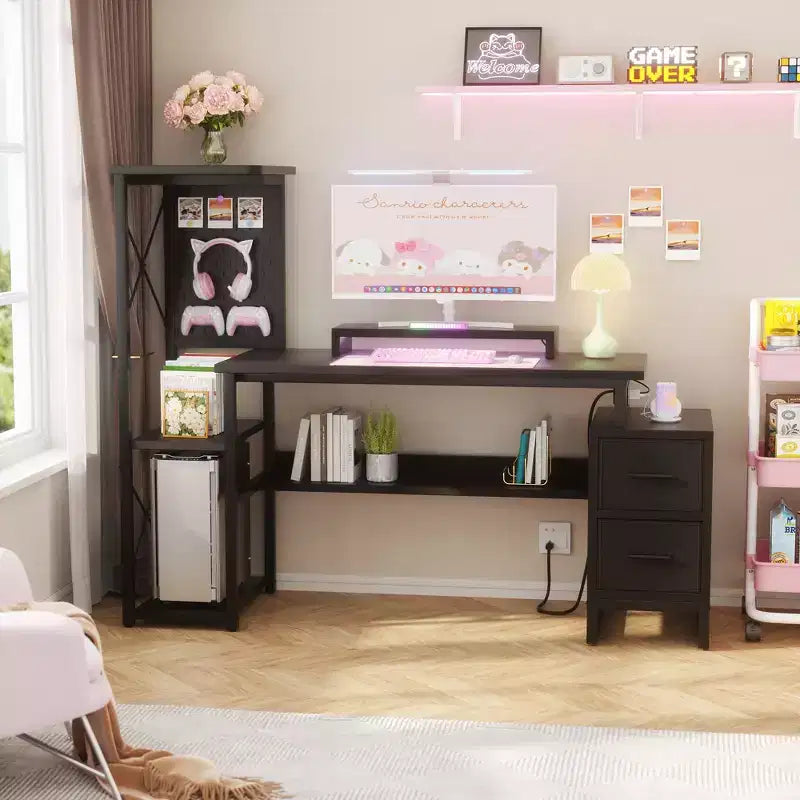 Bureau informatique avec prises de courant et tiroirs en tissu