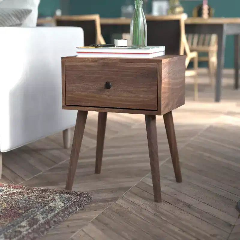 Table de chevet moderne du milieu du siècle en bois avec tiroir à fermeture douce et pieds fuselés élégants avec patins de protection pour le sol en noyer foncé